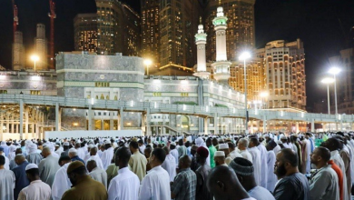 صورة جموع المصلين تؤدي صلاة تراويح آخر ليلة من شهر رمضان بالمسجد الحرام