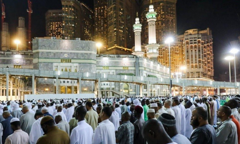 جموع المصلين تؤدي صلاة تراويح آخر ليلة من شهر رمضان بالمسجد الحرام