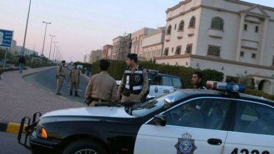 صورة اعتقال رجل في الكويت بسبب سيره عارياً في شارع مزدحم