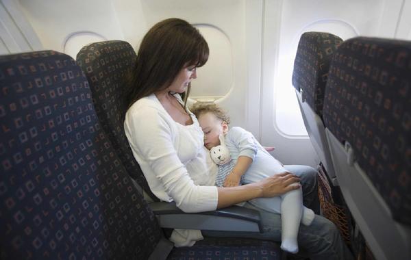 نصائح تساعد الطفل على النوم على متن الطائرة