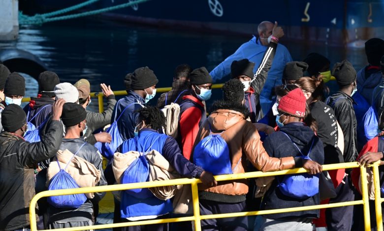 رحلة على شفير الموت.. إنقاذ مئات المهاجرين غير النظاميين بالبحر المتوسط