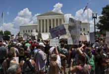 صورة متظاهرون يحتشدون أمام المحكمة العليا الأميركية احتجاجاً على إلغاء حق الإجهاض