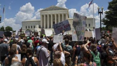 صورة متظاهرون يحتشدون أمام المحكمة العليا الأميركية احتجاجاً على إلغاء حق الإجهاض