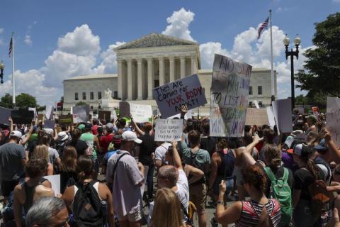 متظاهرون يحتشدون أمام المحكمة العليا الأميركية احتجاجاً على إلغاء حق الإجهاض