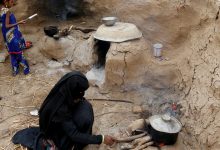 صورة 18 مليون يمني قد لا يجدون طعاما مع تقليص برنامج الأغذية مساعداته