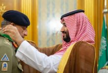 صورة ولي العهد السعودي يقلد قائد الجيش الباكستاني وسام الملك عبد العزيز