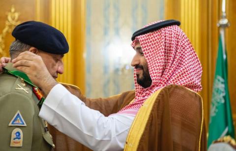 ولي العهد السعودي يقلد قائد الجيش الباكستاني وسام الملك عبد العزيز