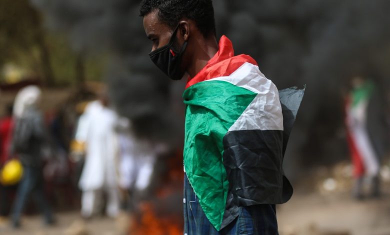 مطالبين بالقصاص.. سودانيون يحتجون في ذكرى فض اعتصام "القيادة العامة" وإعلان عن مقتل متظاهر