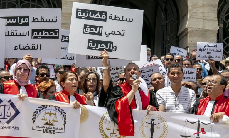 قضاة تونسيون يحتجون على إجراءات قيس سعيّد واتحاد الشغل يرفض ترسيم خيارات الشعب خارج إطار الدستور