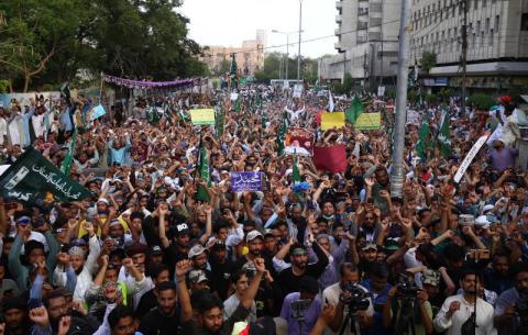 تنديدا بالتصريحات المسيئة للنبي محمد... آلاف يتظاهرون في الهند وبنغلادش وباكستان (صور)