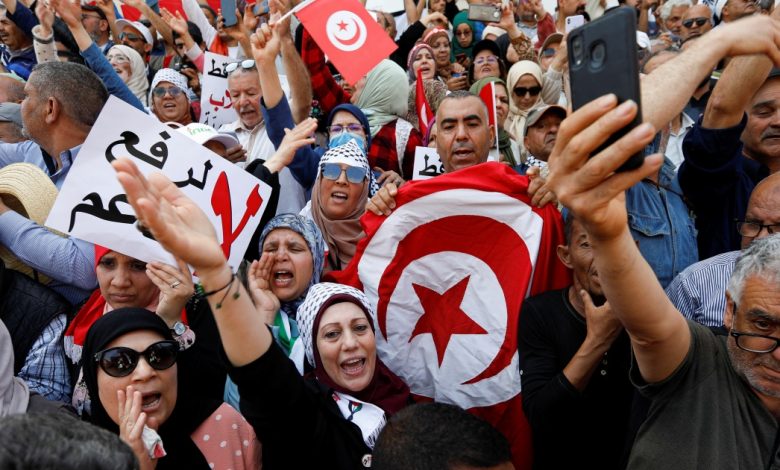 بعد عزل الرئيس عشرات القضاة.. قوى المعارضة التونسية تحذر من استفحال الأزمة وتدعو لإسقاط الاستفتاء
