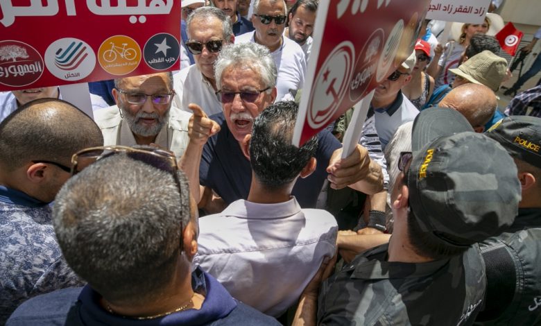 جمعية القضاة التونسيين تقر إضرابا لأسبوع.. وقفة احتجاجية مناهضة للاستفتاء وانسحابات متوالية من "الحوار الوطني"
