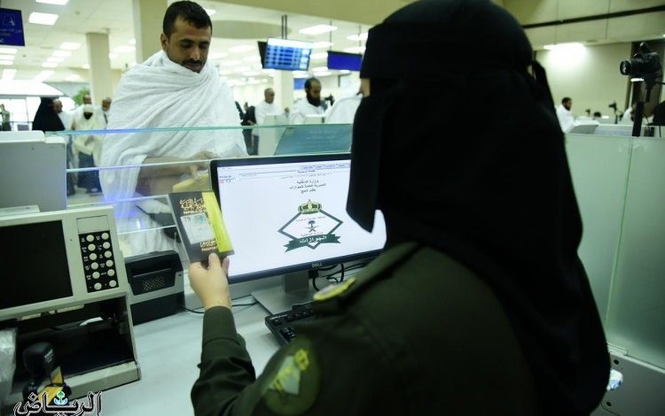 جوازات مطار الملك عبدالعزيز تستقبل الحجاج القادمين من اليمن