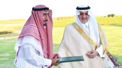 صورة فهد بن سلطان يكرّم 30 مزارعاً فازوا بجائزة أمير تبوك الزراعية