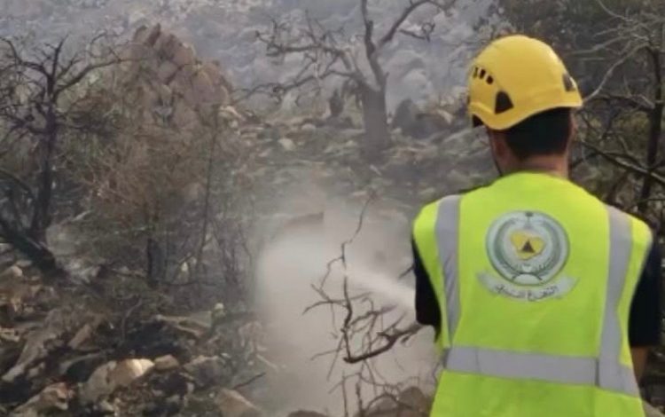 الدفاع المدني يواصل عمليات إخماد حريق في قمة جبل بوادي ضيم.. ولا إصابات