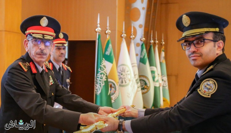 رئيس الجهاز العسكري يرعى حفل تخريجِ الدفعة الثالثة من دارسي برنامج القيادة والأركان