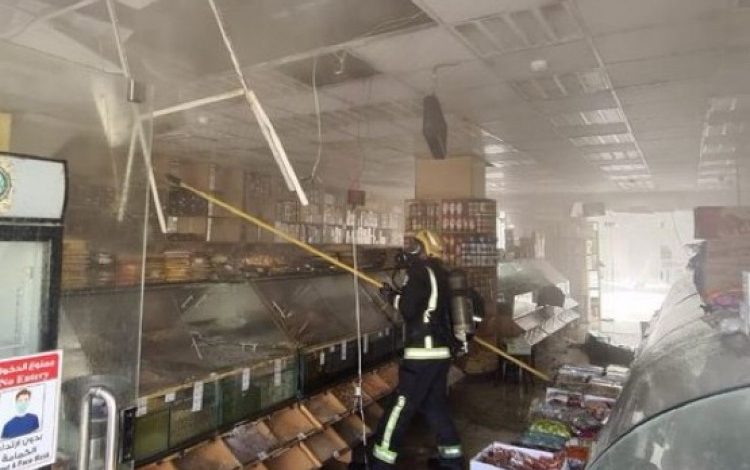 مدني الرياض يخمد حريقًا اندلع في مركز تجاري