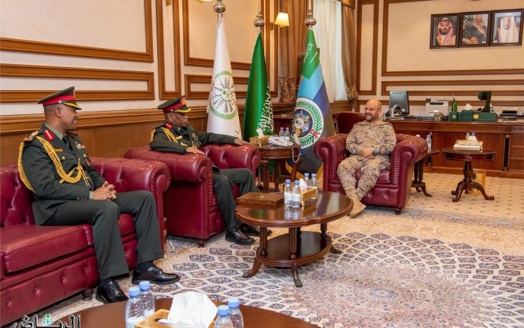 الرويلي يستقبل الملحق العسكري السوداني الجديد والسابق