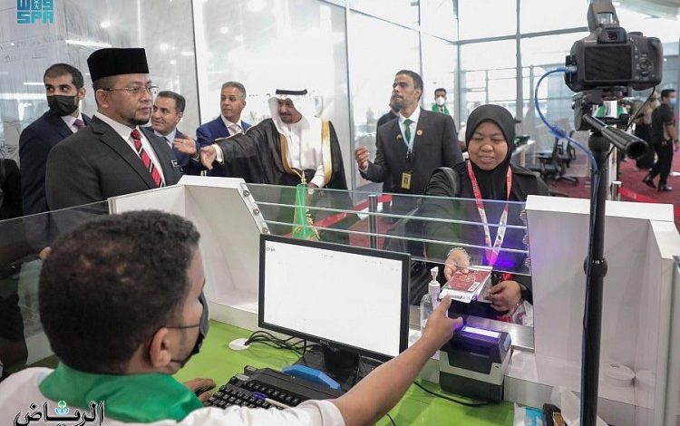 سفير المملكة لدى ماليزيا يتفقد الصالة المخصصة لمبادرة "طريق مكة" بمطار كوالالمبور