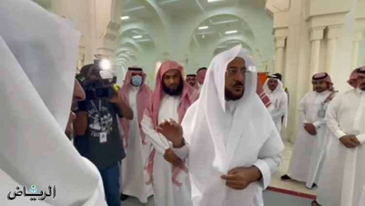 وزير الشؤون الإسلامية يعبر عن استيائه من بقاء مسجد مزدلفة دون تكييف 44 عامًا