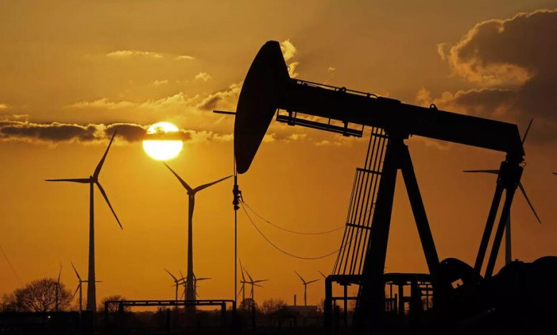 النفط يتراجع مع احتمال تحرك أوبك لتعويض تراجع الإنتاج الروسي