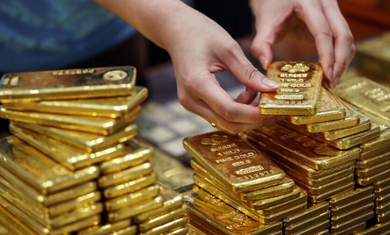 الذهب يرتفع مع تخلي الدولار عن بعض مكاسبه