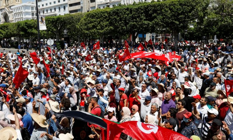 رفضا لإجراءات الرئيس سعيّد.. مظاهرة بالعاصمة التونسية والقضاة يمددون إضرابهم أسبوعا ثالثا