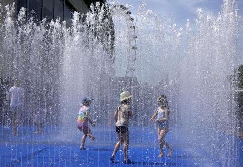 بريطانيا تسجّل درجات حرارة قياسية... والمواطنون يستمتعون بالمياه والطقس (صور)