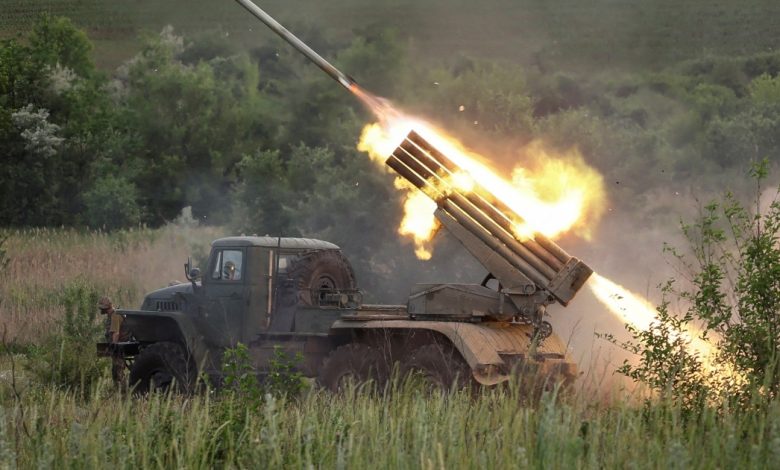 الحرب في أوكرانيا.. المعارك تحتدم في دونباس وكييف تؤكد إسقاط صواريخ روسية وتقدم قواتها في جبهتين بالجنوب