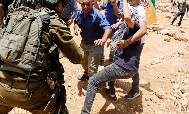 اعتداءات على رعاة أغنام فلسطينيين في الضفة الغربية وتجميد لزيادة حصة سكان غزة من تصاريح العمل في إسرائيل