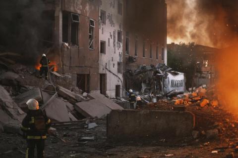 أوكرانيا: قتلى في قصف روسي على مبنى سكني بميكولايف