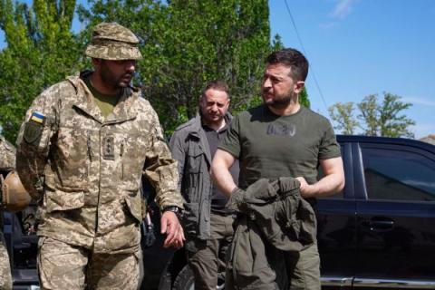 زيلينسكي يزور قواته على خط الجبهة في دونباس