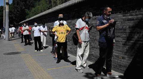 بكين تخفف قيود «كورونا» مع تراجع الإصابات