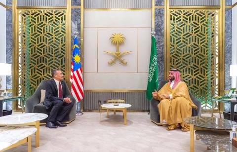 ولي العهد السعودي ووزير الدفاع الماليزي يستعرضان التعاون الثنائي