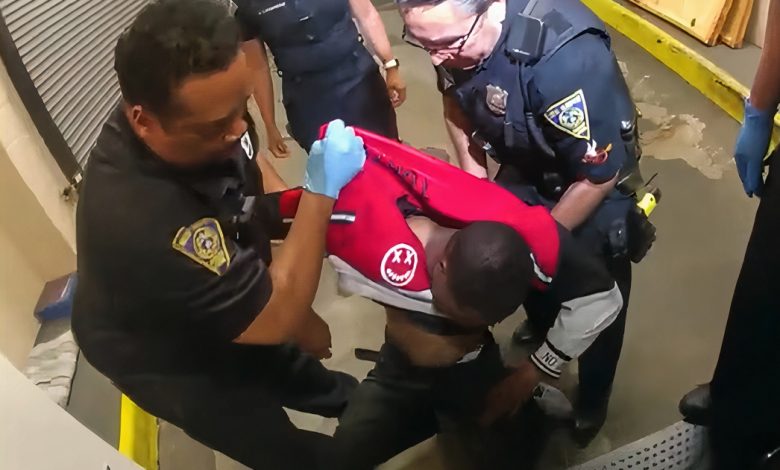 شاهد- الشرطة الأميركية تتسبب في شلل شاب "أسود البشرة"