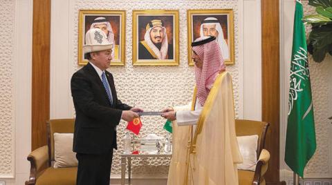 الملك سلمان يتلقى رسالة خطية من رئيس قرغيزستان