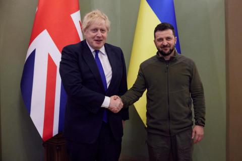 زيلينسكي ممتن لبريطانيا: تزود كييف بالأسلحة المناسبة