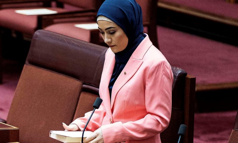ذرفت دموعها واعتزت بحجابها.. أول نائبة محجبة في البرلمان الأسترالي تقدم خطابها الأول أمام مجلس الشيوخ وسط إشادة بها