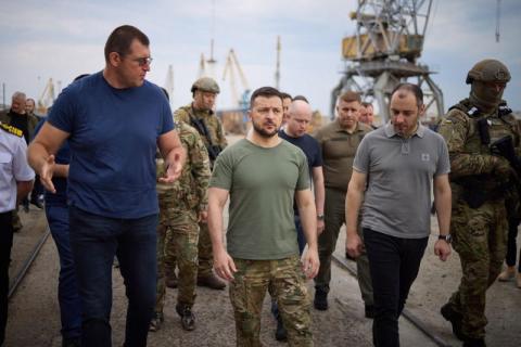 زيلينسكي يتفقد مرفأً في أوكرانيا للإشراف على تحميل أول شحنة حبوب