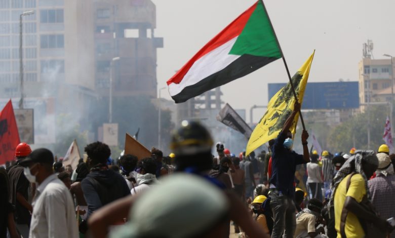 السودان.. ارتفاع عدد قتلى مظاهرات "30 يونيو" والشرطة تقدم روايتها وإدانات محلية ودولية لاستهداف المدنيين