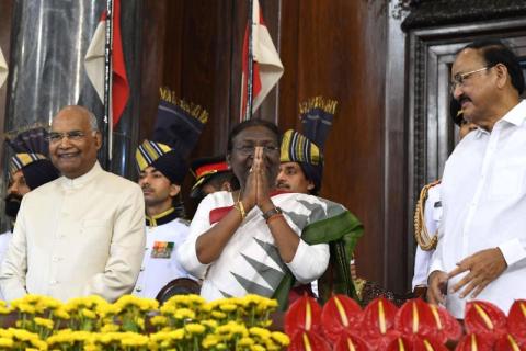 أول رئيسة للهند من عرقيات السكان الأصليين تؤدي اليمين الدستورية