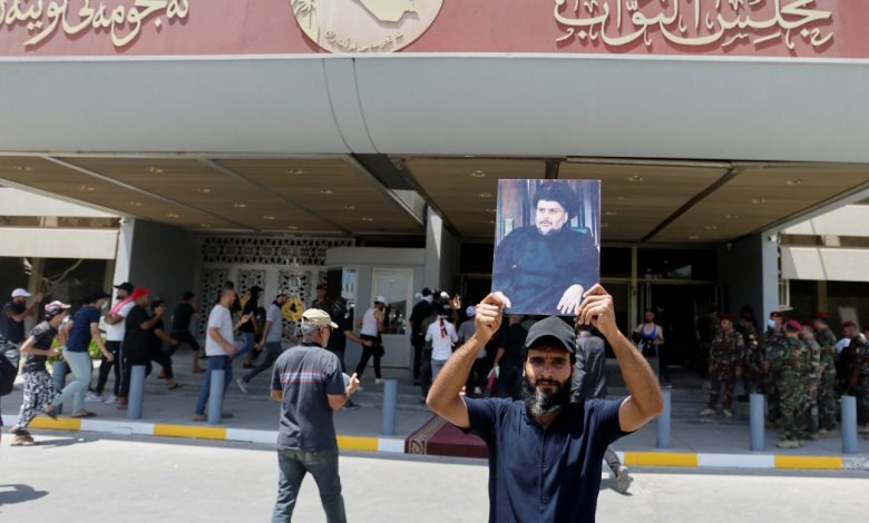 أنصار الصدر يقتحمون مجددا البرلمان العراقي والكاظمي يدعو لحماية المتظاهرين
