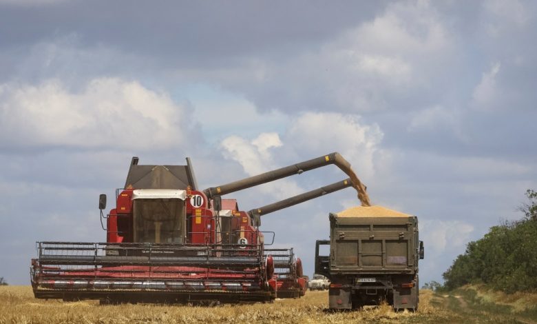 أوكرانيا تستأنف تصدير الحبوب غدا وتهدد بوقف العملية حال وجود تهديد روسي بالبحر الأسود