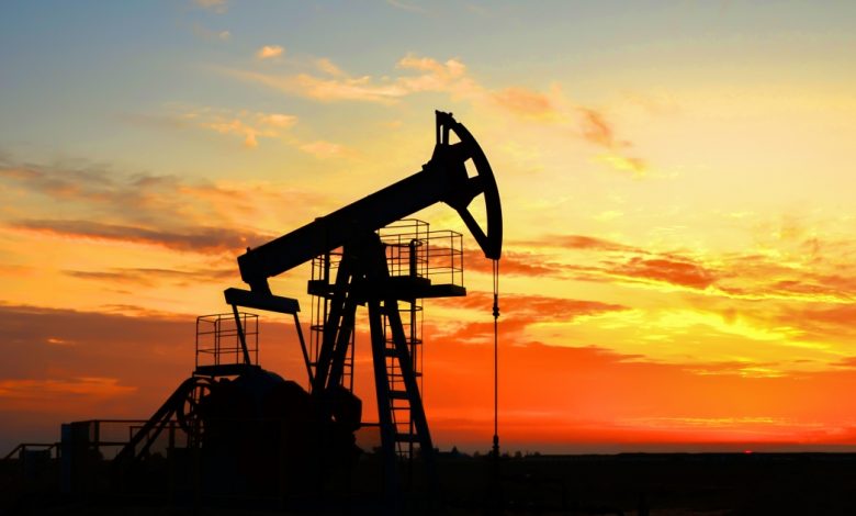 النفط ينخفض بفعل مخاوف الركود ويتجه صوب ثالث خسارة أسبوعية