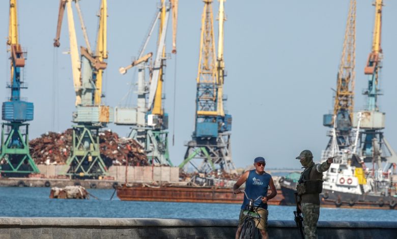 كييف تطلب من أنقرة احتجاز سفينة حبوب تحمل العلم الروسي وموسكو تسيطر على ثاني أكبر مصافي أوكرانيا