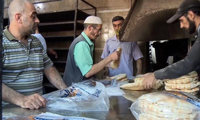 رغيف السوق السوداء.. من يتحمل مسؤولية حرمان اللبنانيين من شراء ربطة الخبز بسعر مدعوم؟