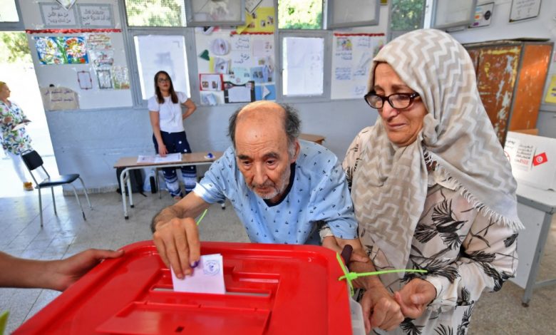 إغلاق صناديق الاقتراع في تونس وهيئة الانتخابات تعلن نسبة المشاركة بالاستفتاء