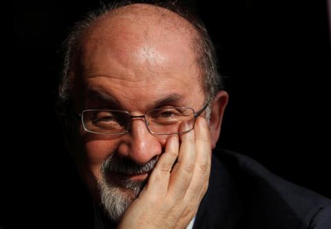 حائز على جائزة البوكر والخميني أهدر دمه... من هو سلمان رشدي؟