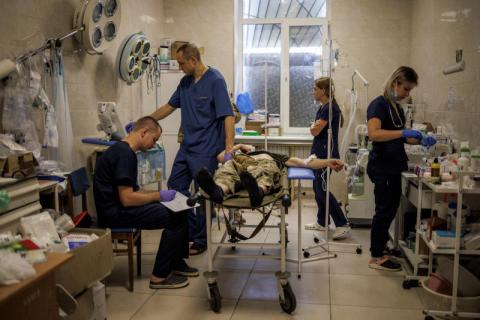 أطباء: لا وقت للراحة في مستشفى عسكري بشرق أوكرانيا