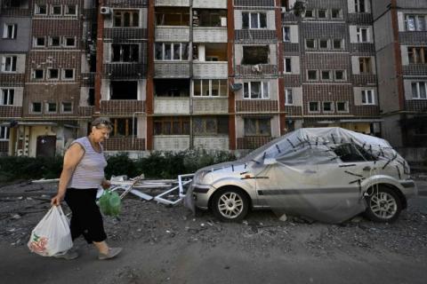 خطر القصف يلاحق الأوكرانيين لدى وقوفهم في طوابير الطعام
